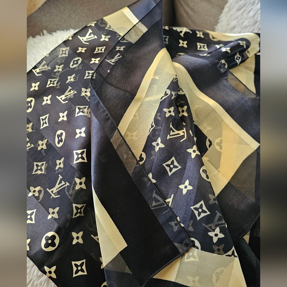 Fashion Louis Vuitton Black and Cream Monogram Silk Scarf  Pre-owned